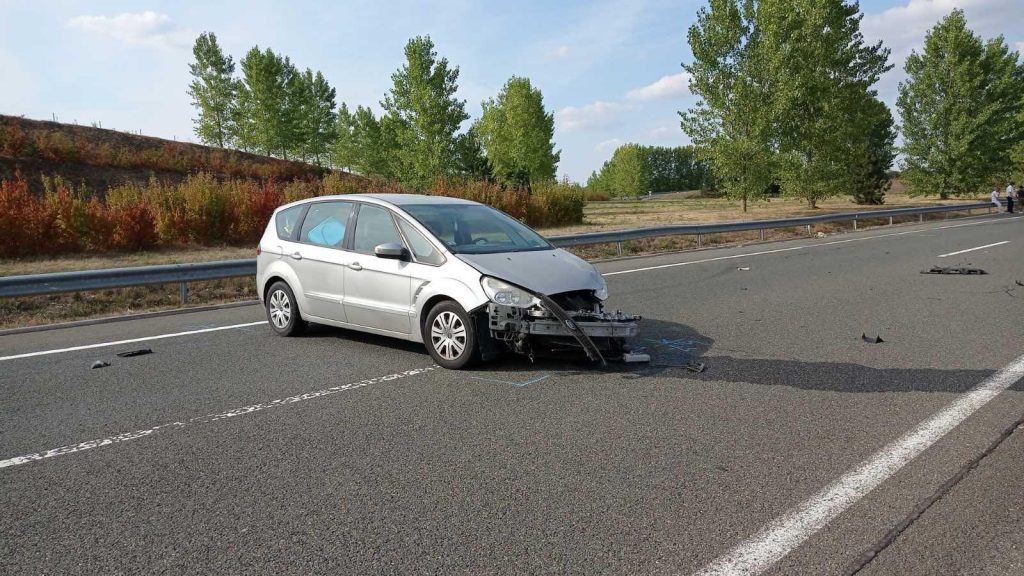 FOTÓK: Menet közben húzta be a kéziféket egy autó ittas utasa az M6-oson