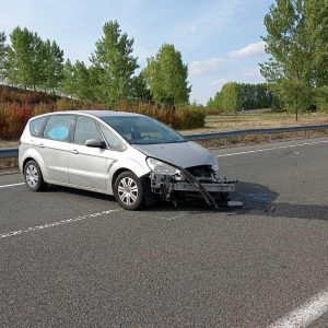 FOTÓK: Menet közben húzta be a kéziféket egy autó ittas utasa az M6-oson