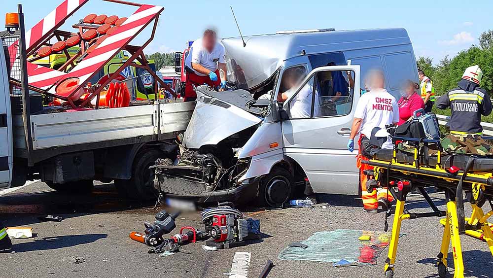 Kisteherautó csapódott az autópálya karbantartó járművébe az M5-ösön