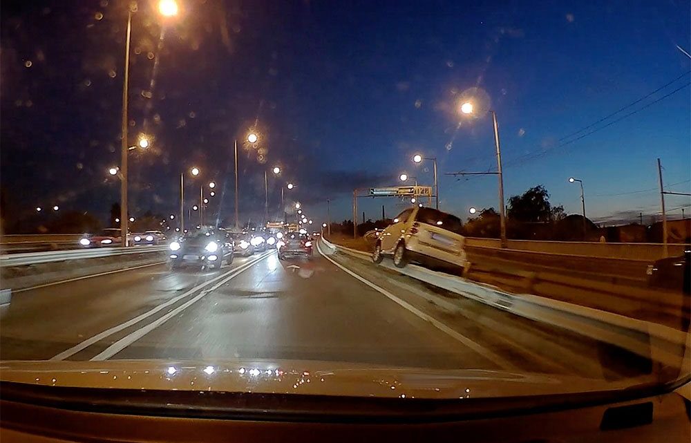 FOTÓK: Szalagkorlátra futott egy autós az M3-as bevezető szakaszán FOTÓK: Szalagkorlátra futott egy autós az M3-as bevezető szakaszán