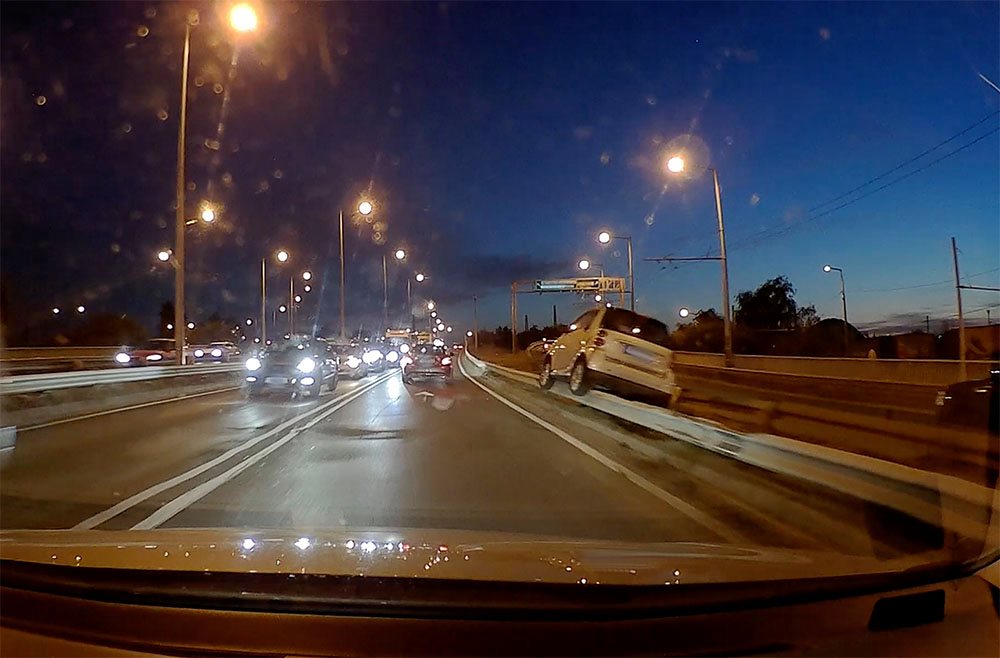 FOTÓK: Szalagkorlátra futott egy autós az M3-as bevezető szakaszán