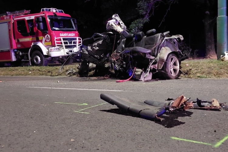 FOTÓK: Ketten meghaltak, miután autójukkal hatalmas sebességgel oszlopnak csapódtak – Kiderült miért száguldoztak