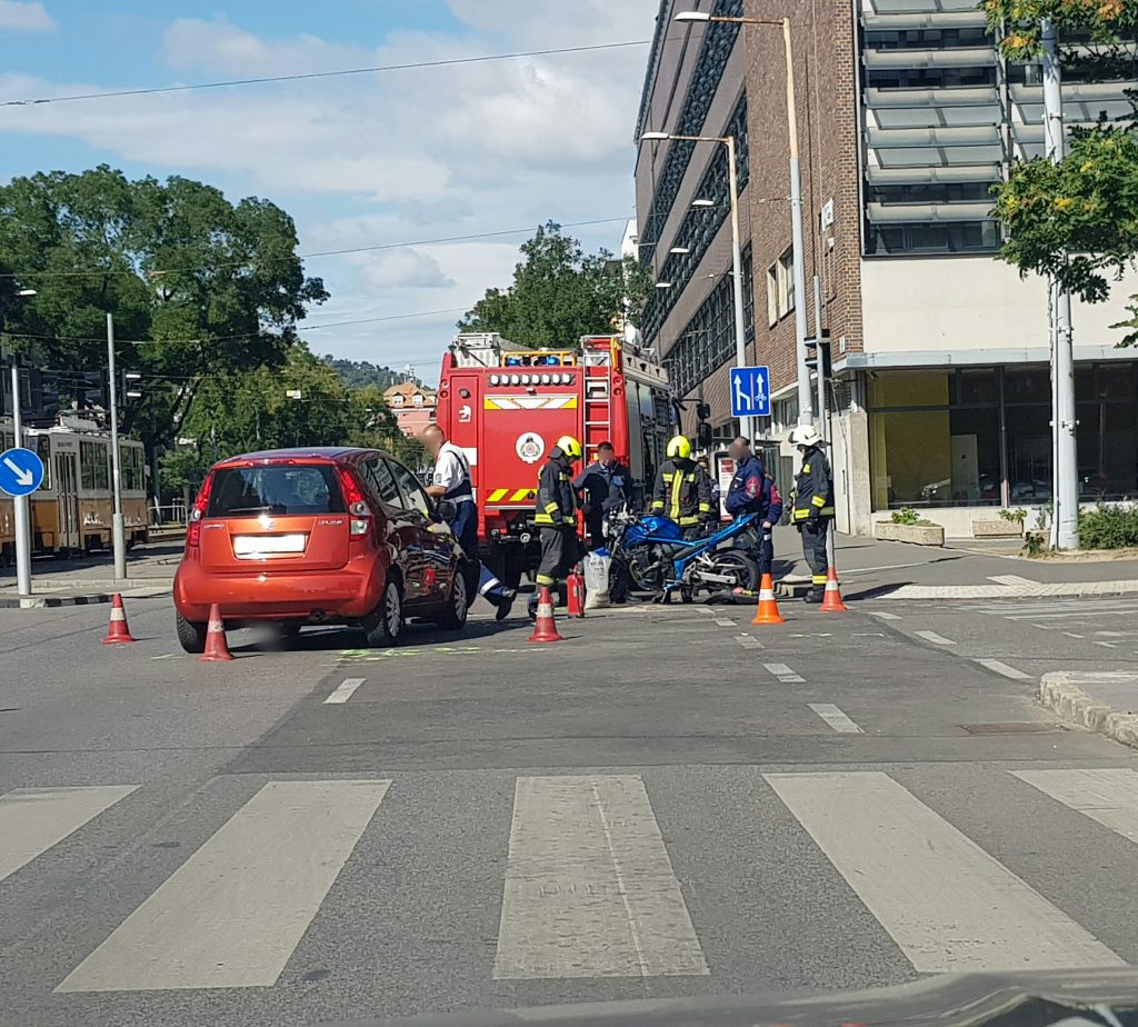 Motoros és autó ütközött a XI. kerületben – Forgalmi akadályra készüljetek