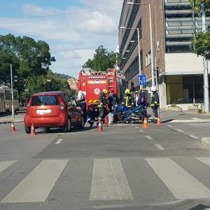 Motoros és autó ütközött a XI. kerületben – Forgalmi akadályra készüljetek