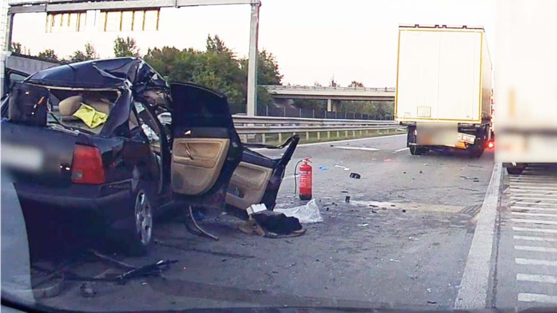 Lesújtó videó: Ez maradt a tegnapi, kamionba rohanó autóból Lesújtó videó: Ez maradt a tegnapi, kamionba rohanó autóból
