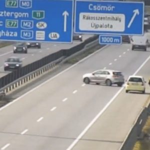 VIDEÓ: Az M0-áson „bebikázni” egy másik autót nem jó ötlet