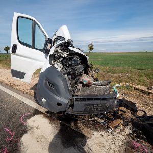 FOTÓK: Busz és kisteherautó ütközött az 55-ös főúton, egy ember életét vesztette