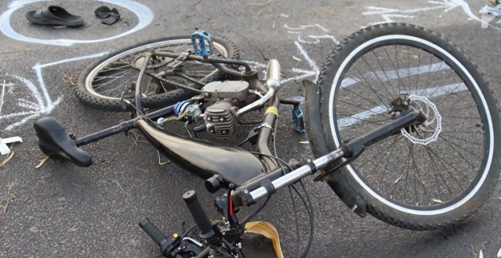 VIDEÓ: Életét vesztette egy férfi, miután motoros kerékpárjával elesett – 4 gyermek maradt félárván