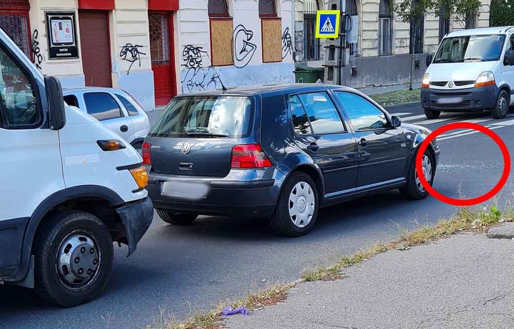 Elborult az agya és betörte a hátsó szélvédőt. Olvasónk tanúja volt az esetnek Elborult az agya és betörte a hátsó szélvédőt. Olvasónk tanúja volt az esetnek