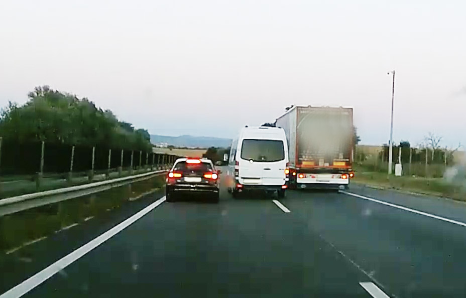 VIDEÓ: Elege lett a furgonosnak. Megbüntette az M1-esen előtte haladót
