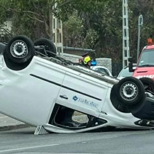 Fejtetőre borult egy furgon Zuglóban, a térfigyelő segített tisztázni, hogy ki volt a vétkes