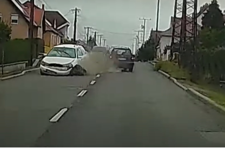 Videón, ahogy egy ittas autós félfrontálisan ütközött egy szabályosan haladóval
