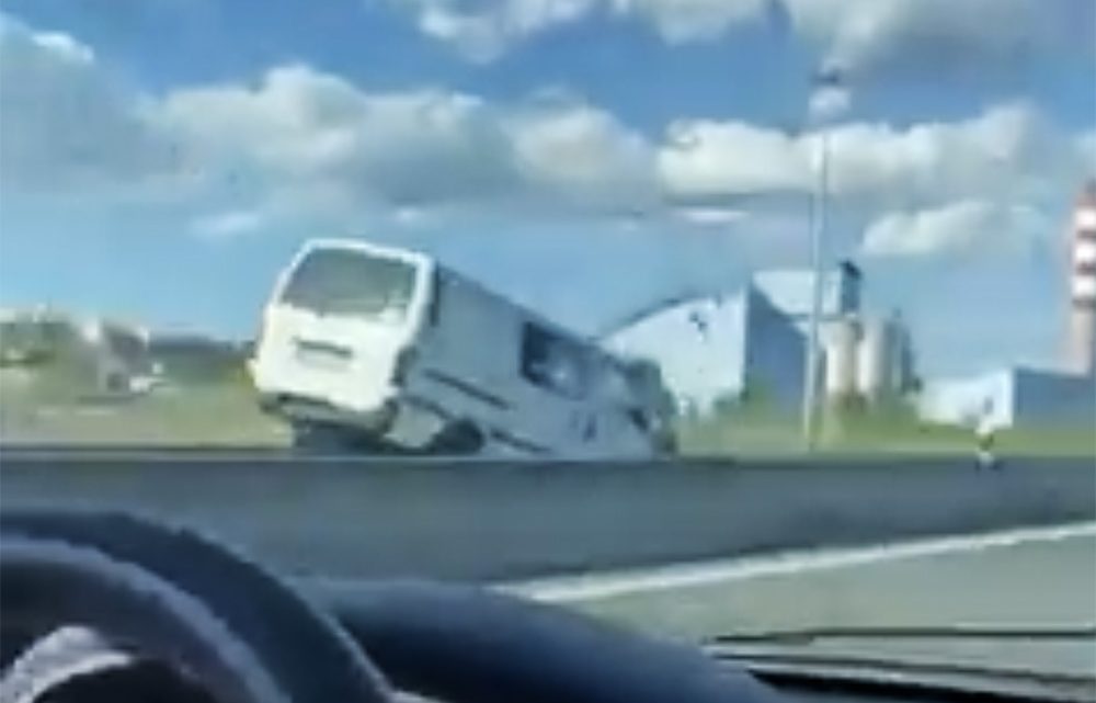 Videón, ahogy frontálisan ütközik egy kisbusz, mert sofőrje szembe hajtott a forgalommal. Életét vesztette a balesetben Videón, ahogy frontálisan ütközik egy kisbusz, mert sofőrje szembe hajtott a forgalommal. Életét vesztette a balesetben