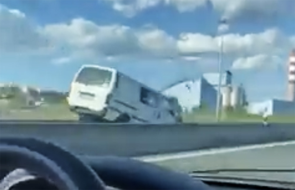 Videón, ahogy frontálisan ütközik egy kisbusz, mert sofőrje szembe hajtott a forgalommal. Életét vesztette a balesetben