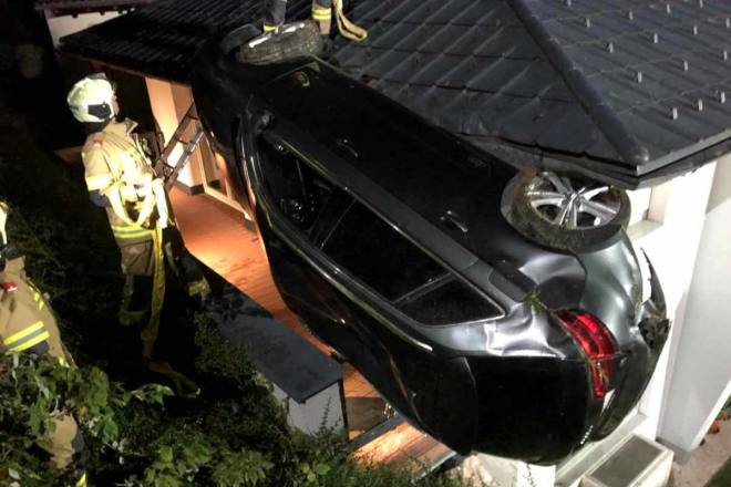 FOTÓK: Egy ház első emeleti teraszán landolt autójával egy ittas tini Ausztriában