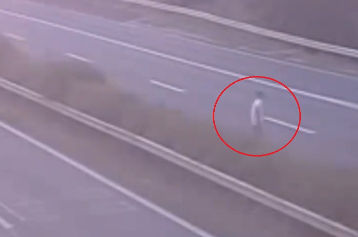VIDEÓ: Bódult állapotban lévő férfi sétált keresztül az M1-es autópályán
