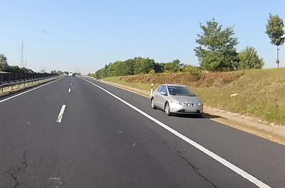 VIDEÓ: Az M6-os autópályán hajtott szembe a forgalommal egy Honda sofőrje