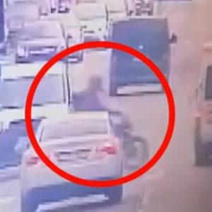 VIDEÓ: Gyanúsított lett annak a mentőautónak a sofőrje, amelynek nekiütközött és meghalt egy fiatal motoros márciusban