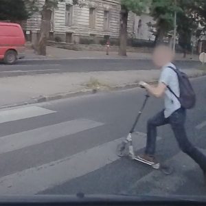 VIDEÓ: Így jelensz meg a semmiből egy gyors mozgású rollerrel a gyalogátkelőn