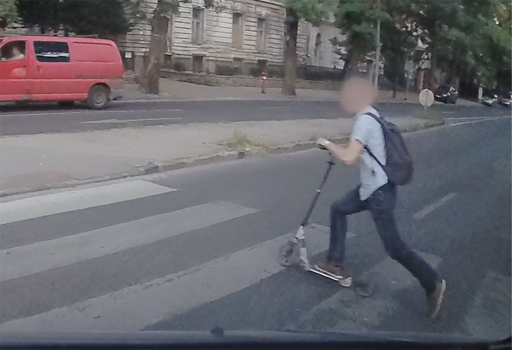 VIDEÓ: Így jelensz meg a semmiből egy gyors mozgású rollerrel a gyalogátkelőn