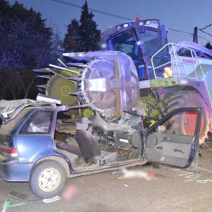 VIDEÓ: Silózógép nyársalt fel egy Suzukit a balesetben
