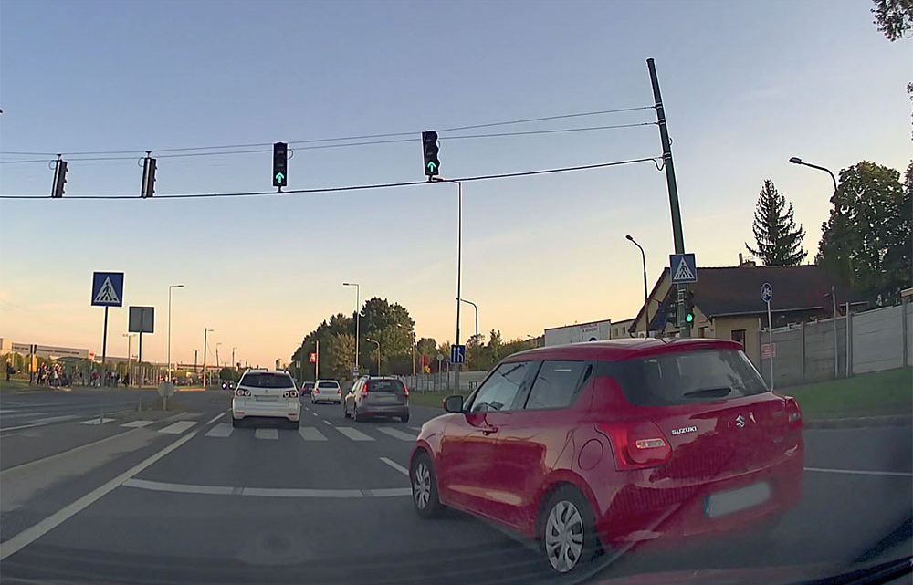 VIDEÓ: Olyat vállalt a suzukis, hogy még a betonterelő is megijedt Miskolcon VIDEÓ: Olyat vállalt a suzukis, hogy még a betonterelő is megijedt Miskolcon
