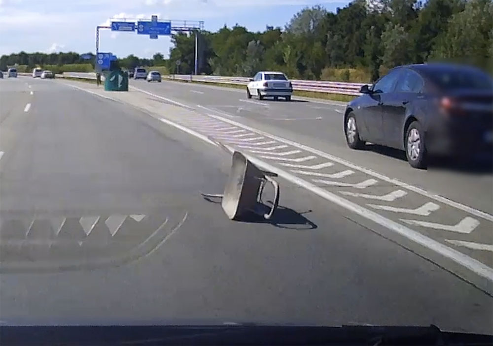 VIDEÓ: Talicska esett le egy utánfutóról az M0-áson