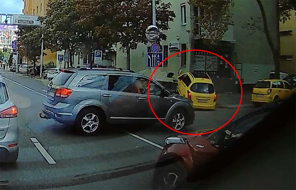 VIDEÓ: Szinte levegőbe repült taxijával a Bocskai úton ma balesetet szenvedett férfi