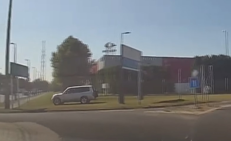VIDEÓ: Rossz helyen hajtott ki, de úgy gondolta, ha már terepjáróval van legyen haszna is