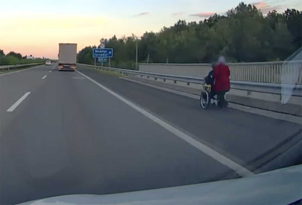 VIDEÓ: Kerekesszékben tolta az M5-ös autópályán társát egy nő