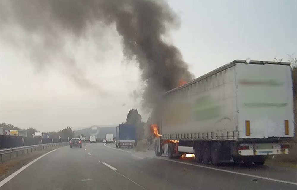 VIDEÓ: Így égett porig egy kamion fülkéje az M1-esen tegnap VIDEÓ: Így égett porig egy kamion fülkéje az M1-esen tegnap