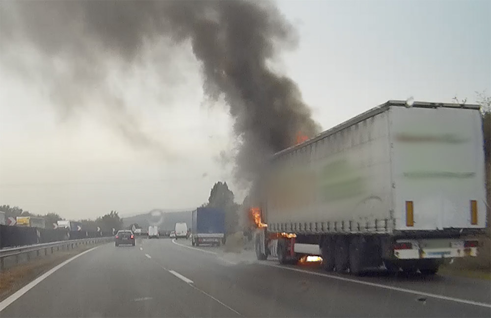 VIDEÓ: Így égett porig egy kamion fülkéje az M1-esen tegnap