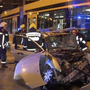 VIDEÓ: Villamossal karambolozott egy autó, a sofőrt a tűzoltók mentették ki