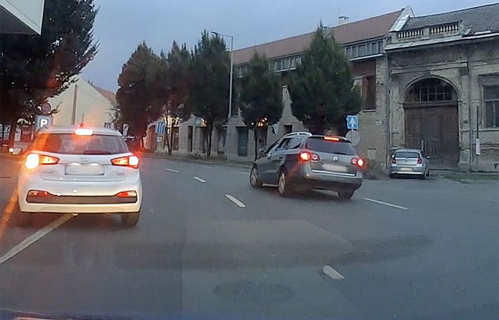 VIDEÓ: Olyat mutatott a tanulóvezetőnek a Volkswagen sofőrje, amit egy időre biztosan megjegyez VIDEÓ: Olyat mutatott a tanulóvezetőnek a Volkswagen sofőrje, amit egy időre biztosan megjegyez