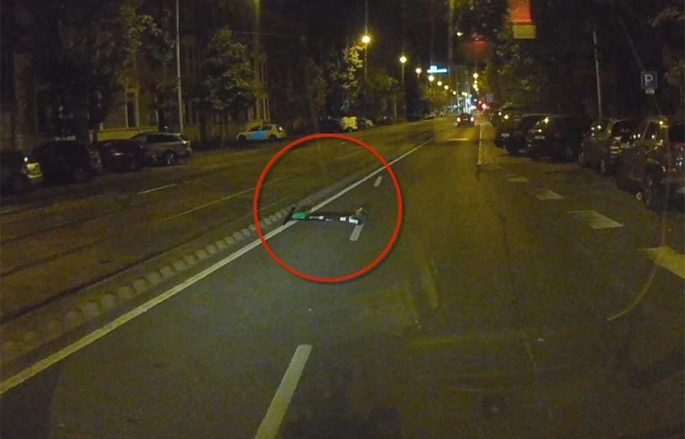 VIDEÓ: Úton széthajigált rollerek. Egyiken át is hajtott olvasónk véletlenül VIDEÓ: Úton széthajigált rollerek. Egyiken át is hajtott olvasónk véletlenül