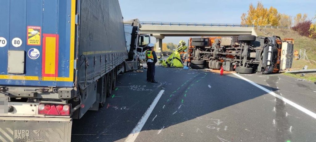 A közútkezelő egyik munkatársa vesztette életét, miután járművébe csapódott egy kamionos az M1-esen