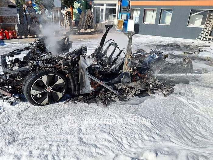 FOTÓK: Töltés közben gyulladt ki és égett porrá egy elektromos autó Székesfehérváron
