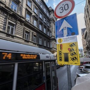 FOTÓK: Új táblák figyelmeztetnek a szabályos parkolásra Budapest belvárosában