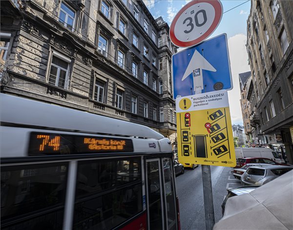 FOTÓK: Új táblák figyelmeztetnek a szabályos parkolásra Budapest belvárosában