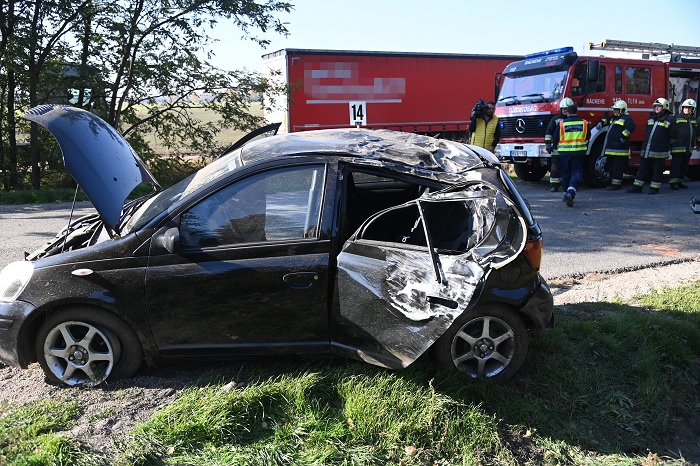 FOTÓK: Meghalt egy autó utasa, miután fának csapódtak Dömsödnél