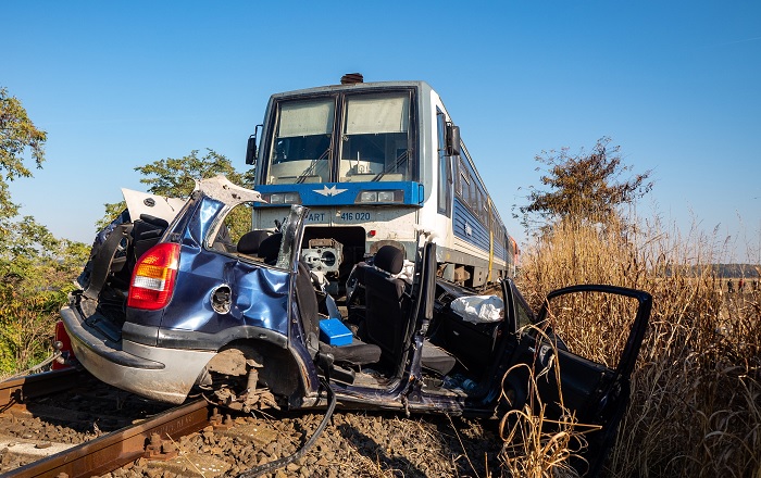 FOTÓK: Életét vesztette egy nő, miután autójával az érkező vonat elé hajtott