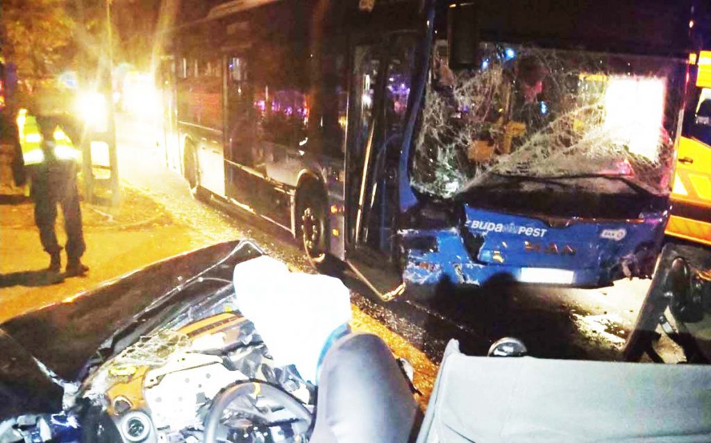 Ketten meghaltak Csepelen, amikor egy menetrend szerint közlekedő busszal karamboloztak szombat éjjel