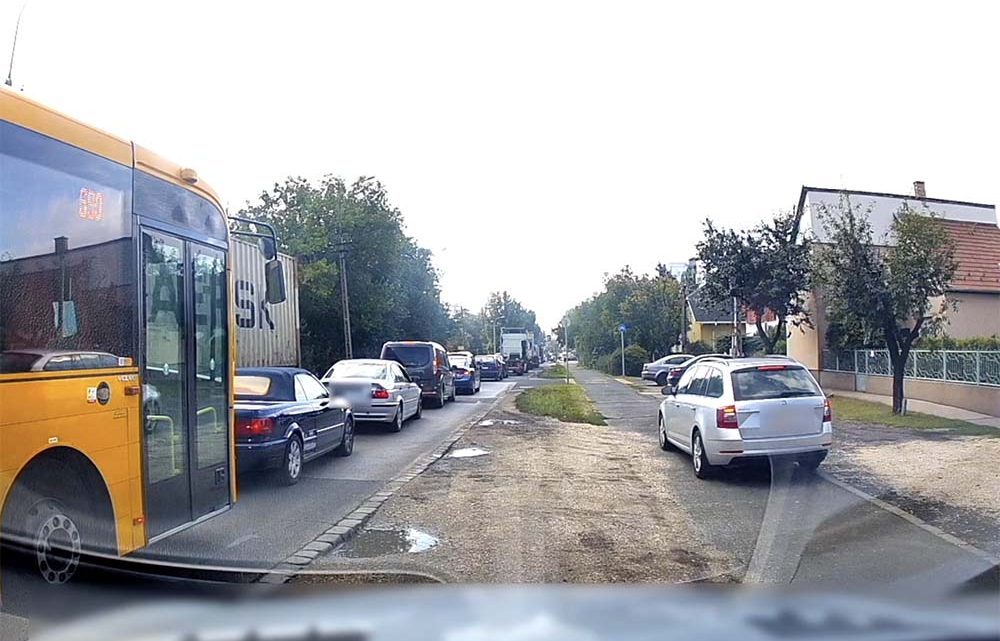 Nem volt szívbajos a Skoda sofőrje, aki példát vett az előtte elhaladó robogósról Nem volt szívbajos a Skoda sofőrje, aki példát vett az előtte elhaladó robogósról