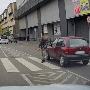 VIDEÓ: Nemhogy megállni miatta, még kikerülni se nagyon akarta a gyalogost a Corsa sofőrje