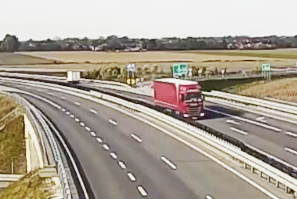 VIDEÓ: Kamionnal hajtott szembe a forgalommal az M85-ösön. Balesetet is okozott