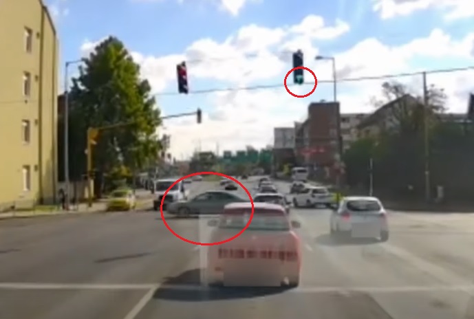 VIDEÓ: Még átslisszolt volna, de már nem sikerült – Tipikus balesetet rögízett a kamera