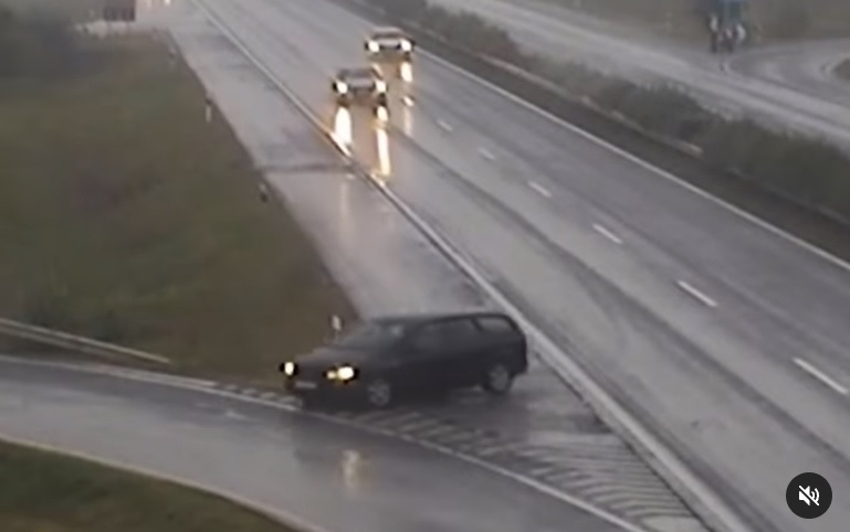 VIDEÓ: A lehajtón nem sikerült, ezért inkább a felhajtón tért le az M1-es autópályáról egy autós