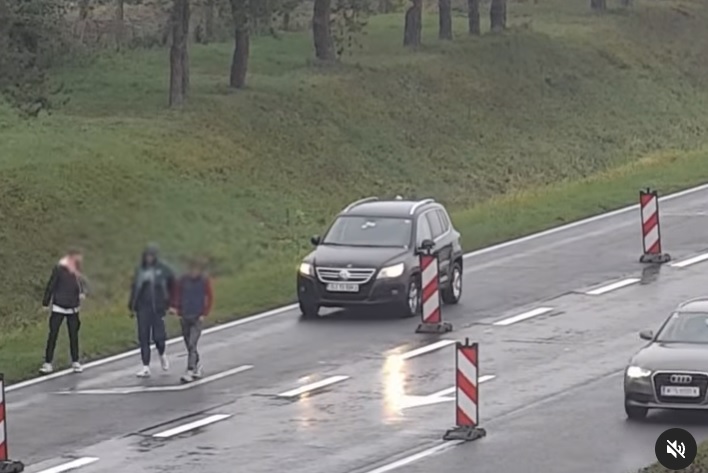 VIDEÓ: Olyan békésen sétálgatott három fiatal az M1-esen, mintha egy parkban lennének