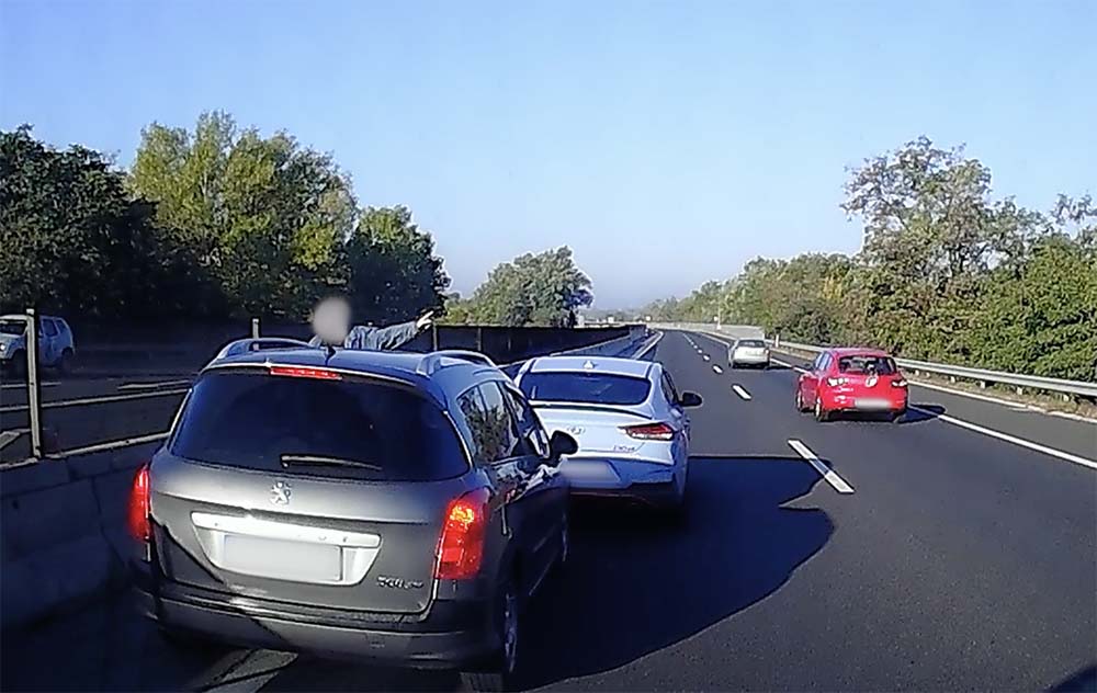 Videón, ahogy ezt valaki képes volt megcsinálni a tömött autópályán