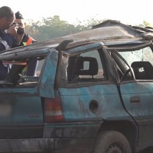 VIDEÓ: Kirepült az autóból és szörnyethalt egy utas, miután a sofőr kisodródott és a szántóföldre csapódott Tiszaburánál